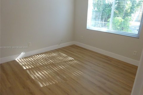 Снять в аренду виллу или дом в Норт-Майами, Флорида 2 спальни, 97.55м2, № 1989335 - фото 12