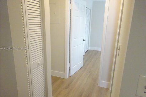 Снять в аренду виллу или дом в Норт-Майами, Флорида 2 спальни, 97.55м2, № 1989335 - фото 9