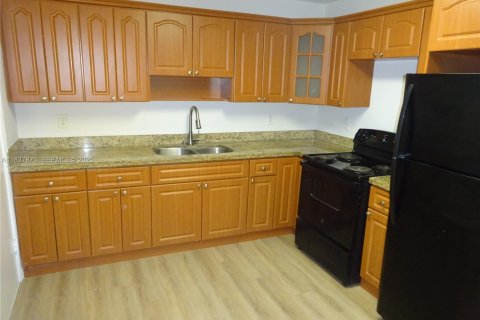 Снять в аренду виллу или дом в Норт-Майами, Флорида 2 спальни, 97.55м2, № 1989335 - фото 6