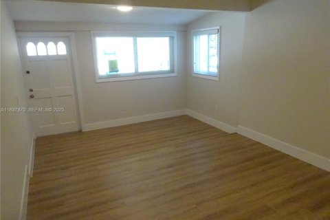 Снять в аренду виллу или дом в Норт-Майами, Флорида 2 спальни, 97.55м2, № 1989335 - фото 3