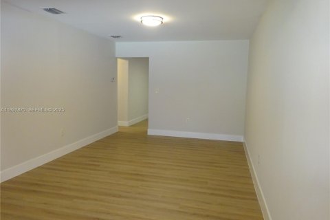 Снять в аренду виллу или дом в Норт-Майами, Флорида 2 спальни, 97.55м2, № 1989335 - фото 4