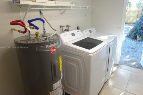 Снять в аренду виллу или дом в Норт-Майами, Флорида 2 спальни, 97.55м2, № 1989335 - фото 13