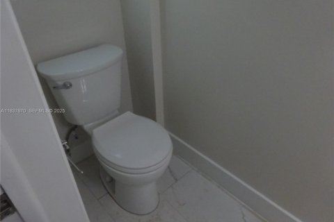 Снять в аренду виллу или дом в Норт-Майами, Флорида 2 спальни, 97.55м2, № 1989335 - фото 8