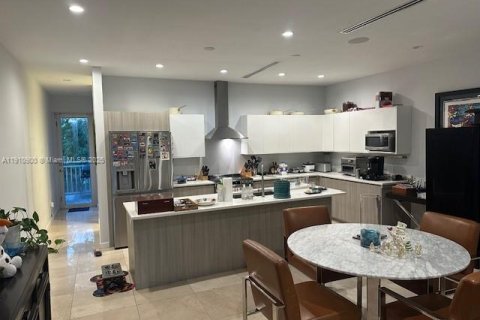 Купить таунхаус в Майами, Флорида 3 спальни, 219.99м2, № 1967171 - фото 4