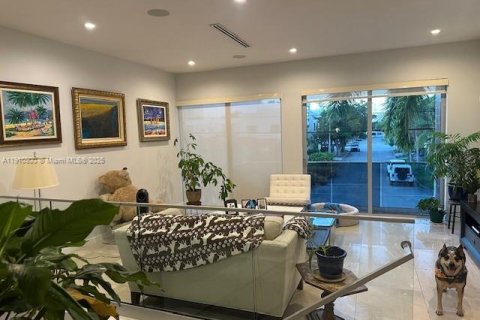 Купить таунхаус в Майами, Флорида 3 спальни, 219.99м2, № 1967171 - фото 3