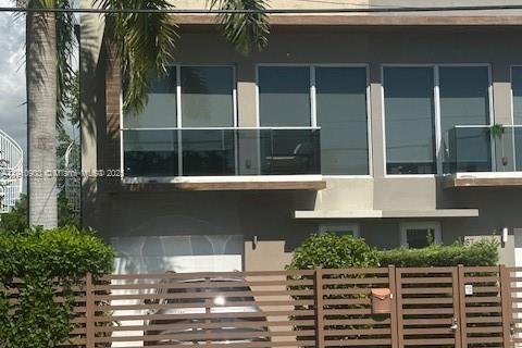 Купить таунхаус в Майами, Флорида 3 спальни, 219.99м2, № 1967171 - фото 1