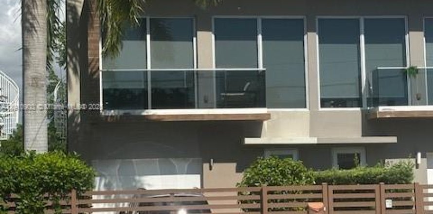 Таунхаус в Майами, Флорида 3 спальни, 219.99м2 № 1967171