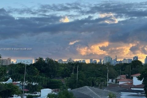 Купить таунхаус в Майами, Флорида 3 спальни, 219.99м2, № 1967171 - фото 15