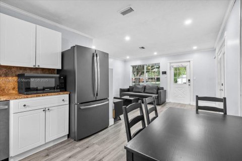 House in Hollywood, Florida 3 bedrooms, 85.47 sq.m. № 1783885 - photo 6