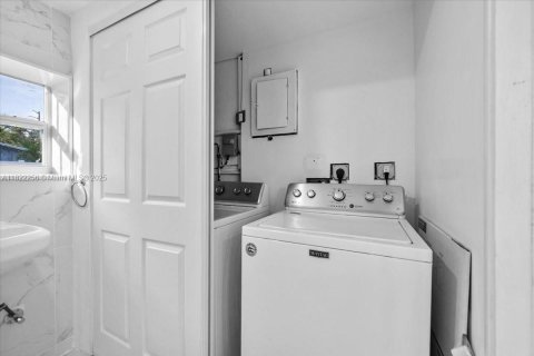 House in Hollywood, Florida 3 bedrooms, 85.47 sq.m. № 1783885 - photo 24