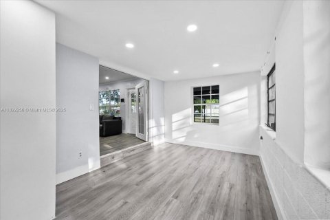 House in Hollywood, Florida 3 bedrooms, 85.47 sq.m. № 1783885 - photo 11