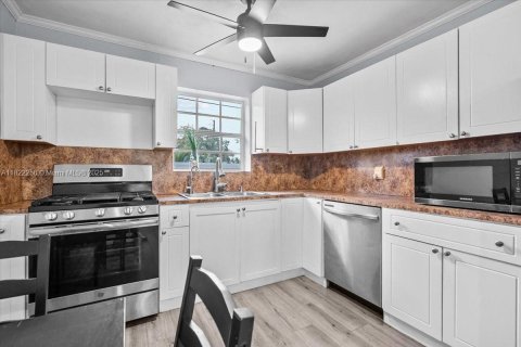 House in Hollywood, Florida 3 bedrooms, 85.47 sq.m. № 1783885 - photo 5