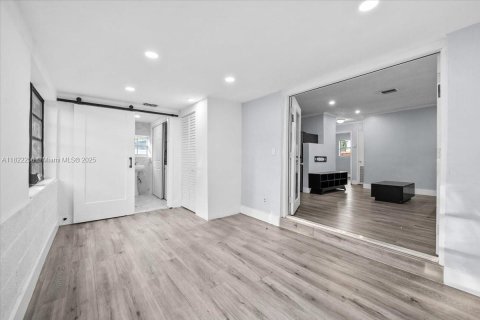 House in Hollywood, Florida 3 bedrooms, 85.47 sq.m. № 1783885 - photo 12