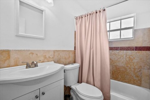 House in Hollywood, Florida 3 bedrooms, 85.47 sq.m. № 1783885 - photo 20