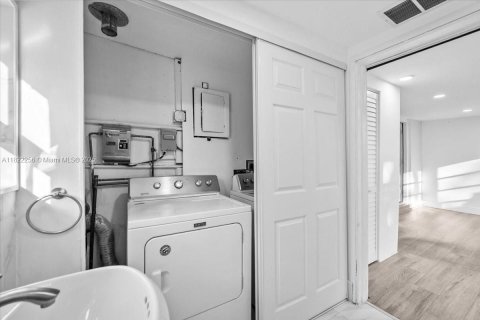 House in Hollywood, Florida 3 bedrooms, 85.47 sq.m. № 1783885 - photo 25