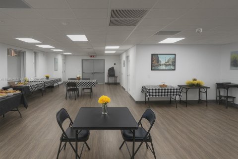 Commercial property in Miami, Florida № 1819787 - photo 1