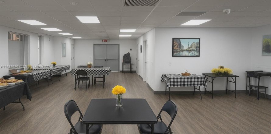 Commercial property in Miami, Florida № 1819787