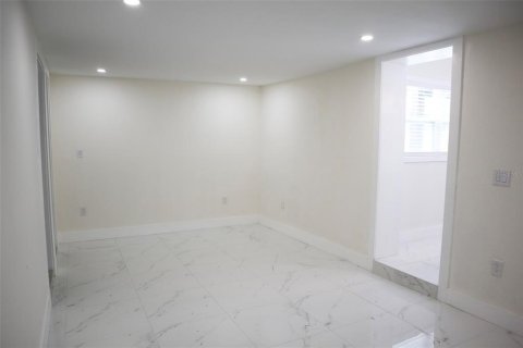 Casa en venta en Tampa, Florida, 4 dormitorios, 110.55 m2 № 1812694 - foto 8