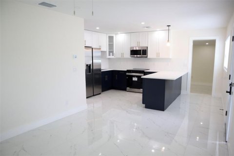 Casa en venta en Tampa, Florida, 4 dormitorios, 110.55 m2 № 1812694 - foto 4