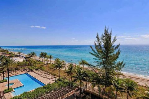 Townhouse in Hallandale Beach, Florida 3 bedrooms, 149.94 sq.m. № 1994938 - photo 15