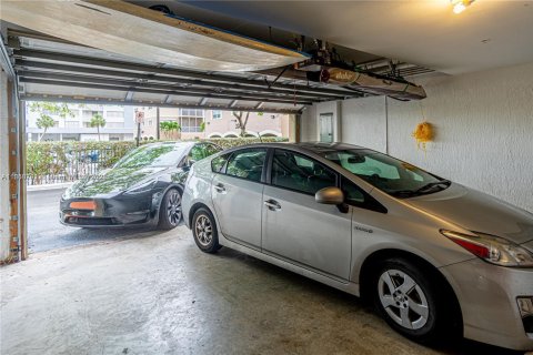 Townhouse in Hallandale Beach, Florida 3 bedrooms, 149.94 sq.m. № 1994938 - photo 11