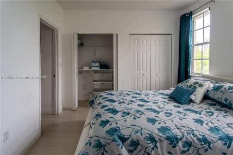 Townhouse in Hallandale Beach, Florida 3 bedrooms, 149.94 sq.m. № 1994938 - photo 7