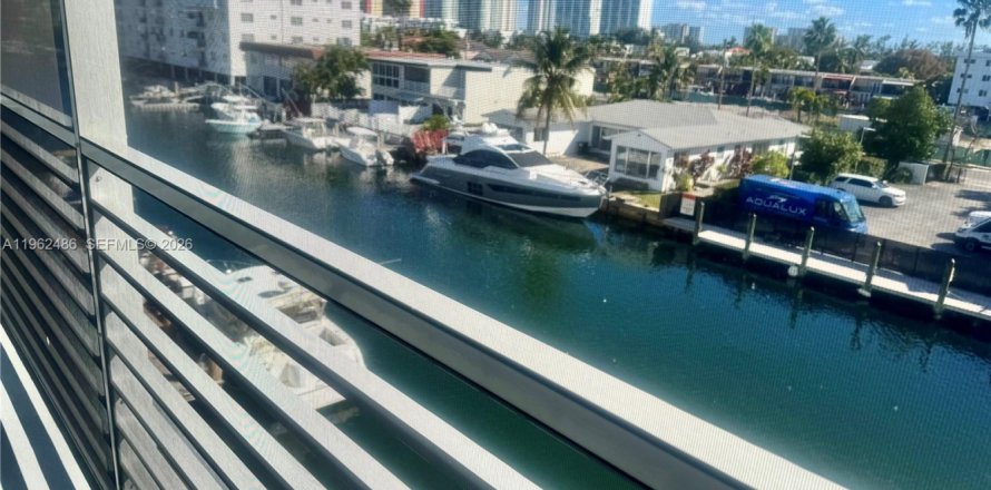 Condominio en North Miami Beach, Florida, 1 dormitorio № 2080939
