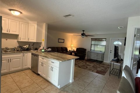 House in Port Charlotte, Florida 3 bedrooms, 108.88 sq.m. № 2400334 - photo 4