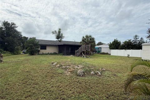 House in Port Charlotte, Florida 3 bedrooms, 108.88 sq.m. № 2400334 - photo 10