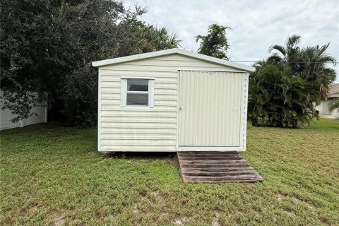 House in Port Charlotte, Florida 3 bedrooms, 108.88 sq.m. № 2400334 - photo 12