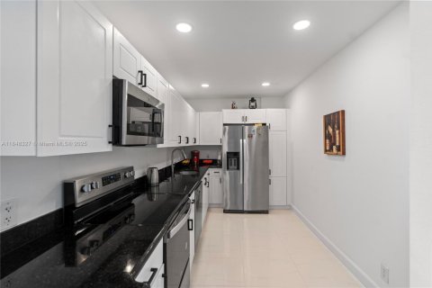 Condo in Miami Beach, Florida, 1 bedroom  № 1848770 - photo 8
