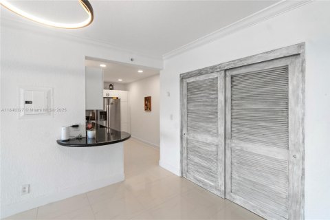 Condo in Miami Beach, Florida, 1 bedroom  № 1848770 - photo 10