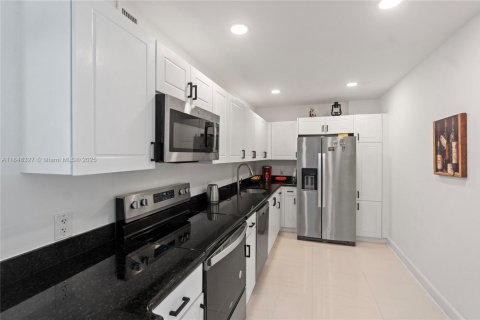 Condo in Miami Beach, Florida, 1 bedroom  № 1848770 - photo 7