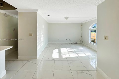 Touwnhouse à vendre à Miami, Floride: 2 chambres, 107.77 m2 № 1931668 - photo 7