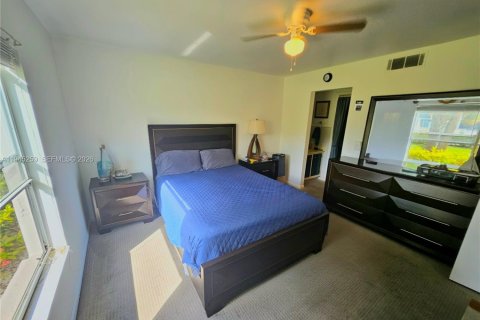 Condo in Naples, Florida, 2 bedrooms  № 2002247 - photo 12