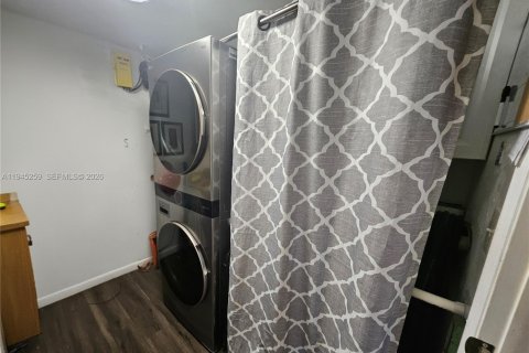 Condo in Naples, Florida, 2 bedrooms  № 2002247 - photo 18