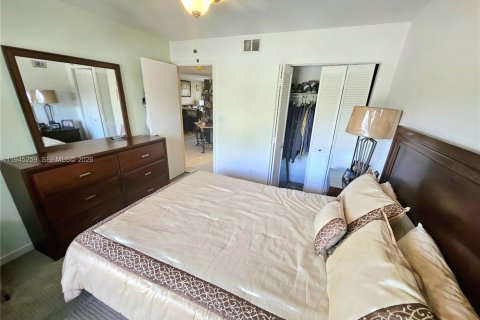 Condo in Naples, Florida, 2 bedrooms  № 2002247 - photo 21