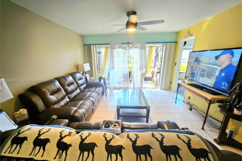 Condo in Naples, Florida, 2 bedrooms  № 2002247 - photo 7