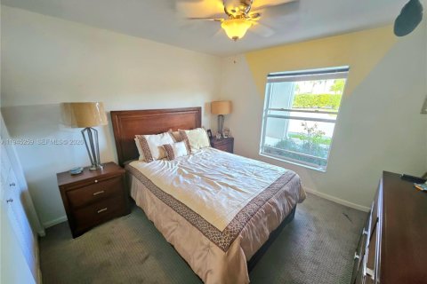 Condo in Naples, Florida, 2 bedrooms  № 2002247 - photo 20