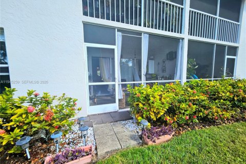 Condo in Naples, Florida, 2 bedrooms  № 2002247 - photo 25