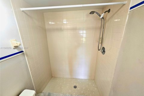 Condo in Naples, Florida, 2 bedrooms  № 2002247 - photo 13