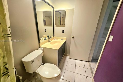 Condo in Naples, Florida, 2 bedrooms  № 2002247 - photo 24