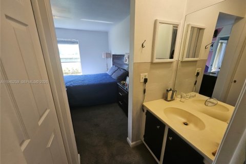 Condo in Naples, Florida, 2 bedrooms  № 2002247 - photo 15