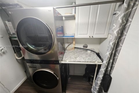 Condo in Naples, Florida, 2 bedrooms  № 2002247 - photo 17