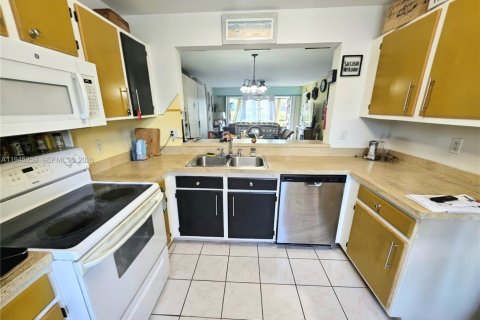 Condo in Naples, Florida, 2 bedrooms  № 2002247 - photo 5