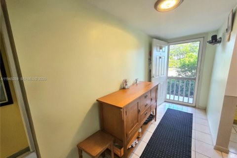 Condo in Naples, Florida, 2 bedrooms  № 2002247 - photo 3