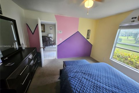 Condo in Naples, Florida, 2 bedrooms  № 2002247 - photo 11