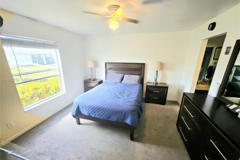 Condo in Naples, Florida, 2 bedrooms  № 2002247 - photo 10