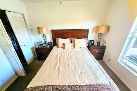 Condo in Naples, Florida, 2 bedrooms  № 2002247 - photo 22