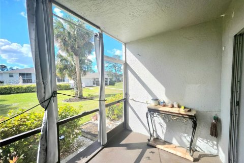 Condo in Naples, Florida, 2 bedrooms  № 2002247 - photo 27